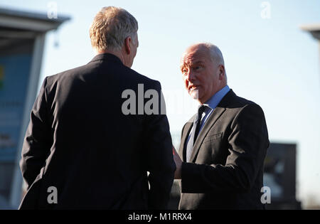 West Ham Direktor des Spielers Rekrutierung Tony Henry und West Ham United Manager David Moyes, bevor die Emirate FA Cup, dritte Runde in Montgomery Wasser Wiese, Shrewsbury Stockfoto