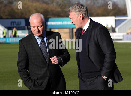 West Ham Direktor des Spielers Rekrutierung Tony Henry und West Ham United Manager David Moyes, bevor die Emirate FA Cup, dritte Runde in Montgomery Wasser Wiese, Shrewsbury Stockfoto