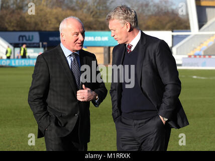 West Ham Direktor des Spielers Rekrutierung Tony Henry und West Ham United Manager David Moyes, bevor die Emirate FA Cup, dritte Runde in Montgomery Wasser Wiese, Shrewsbury Stockfoto