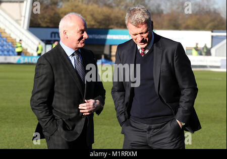 West Ham Direktor des Spielers Rekrutierung Tony Henry und West Ham United Manager David Moyes, bevor die Emirate FA Cup, dritte Runde in Montgomery Wasser Wiese, Shrewsbury Stockfoto