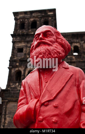 Porta Nigra mit Marx Installation in Trier, Deutschland Stockfoto