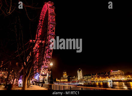 London Eye Riesenrad bei Nacht beleuchtet in London, Großbritannien Stockfoto