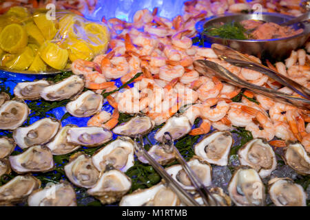 Krabben und Austern Station bei einem Abendessen Buffet, Naples, Florida, USA Stockfoto