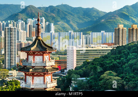 Pagode in Po Fook Hill Columbarium und Sha Tin Skyline von Hongkong, China Stockfoto