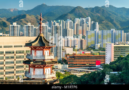 Pagode in Po Fook Hill Columbarium und Sha Tin Skyline von Hongkong, China Stockfoto