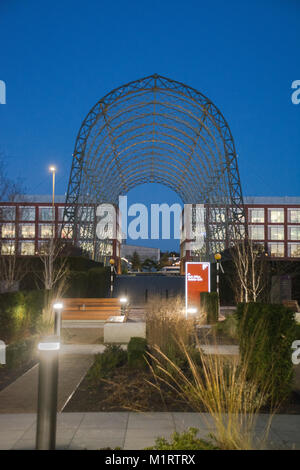 Farnborough Luftschiff Hangar bei Nacht, Hampshire, England, Großbritannien Stockfoto