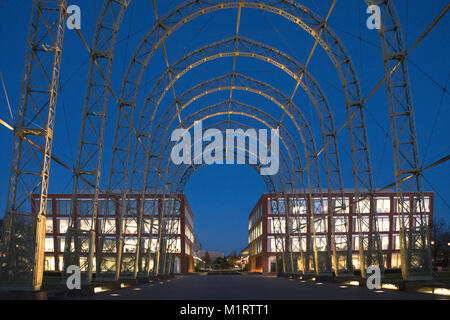 Farnborough Luftschiff Hangar bei Nacht, Hampshire, England, Großbritannien Stockfoto