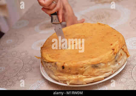 Shah Pilav. Khan Pilav in ein Fladenbrot. Traditionelle orientalische Schale. Auf Geschirr. Aserbaidschan, Baku. Shah Pilav mit Feuer auf einen Tisch im Restaurant. Stockfoto