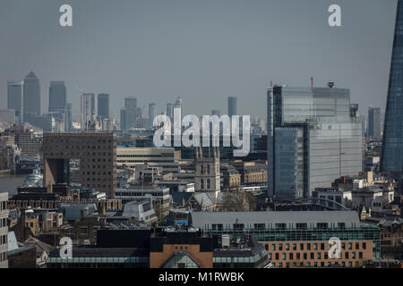Der Shard und die Docklands von London von der Tate Modern Dach Stockfoto