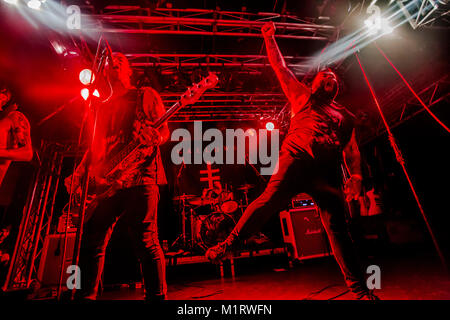 Die englische Hardcore Punk Band Galgen führt ein Live Konzert in Det Akademiske Kvarter in Bergen. Hier Sänger Wade MacNeil wird gesehen, live auf der Bühne mit Bassist Stuart Gili-Ross. Norwegen, 25.09.2012. Stockfoto