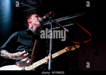 Die englische Hardcore Punk Band Galgen führt ein Live Konzert in Det Akademiske Kvarter in Bergen. Hier Gitarrist Steph Carter gesehen wird live auf der Bühne. Norwegen, 25.09.2012. Stockfoto