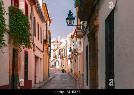 Der sonnige Straße in Córdoba, Spanien Stockfoto