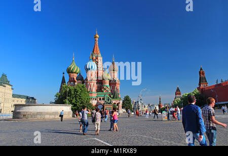 Moskau, Russland - Juni 05, 2013: Der Rote Platz mit Spasskaya Tower in Moskau. Der Platz erhielt seinen heutigen Namen Roter Platz im 17. Jahrhundert Stockfoto
