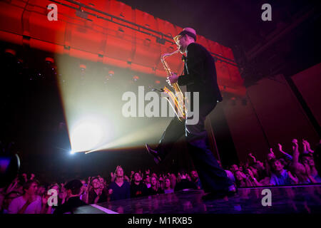 Norwegen, Bergen - 24. Juni 2017. Saxophonist Nils Berg führt live mit dem schwedischen Sänger, Musiker und Songwriter Håkan Hellström an Grieghallen in Bergen. (Foto: Gonzales Foto - Jarle H. Moe). Stockfoto