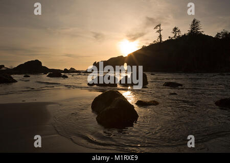 WA 13166-00 ... WASHINGTON - Sonne über dem Loch in der Wand an der Zweiten Strand in Olympic National Park. Stockfoto