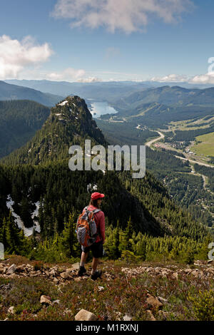 WA 13198-00 ... WASHINGTON - Wanderer auf dem Weg zum Gipfel des Snoqualmie Berg mit Blick auf Guye Peak, I-90 und die Snoqualmie Pass Recreation Area. Stockfoto