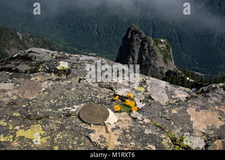 WA 13201-00 ... WASHINGTON - Vermessungsamt Marker auf dem Gipfel des Snoqualmie Berg, mit Blick über den mittleren Gabel Snoqualmie River Valley. Stockfoto