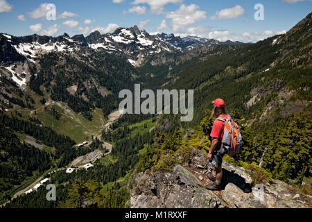 WA 13209-00 ... WASHINGTON - Wanderer auf dem Gipfel des Guye Peak mit Blick auf das Skigebiet Alpental und Stuhl Peak in den Berg Baker-Snoqualmie Nation Stockfoto