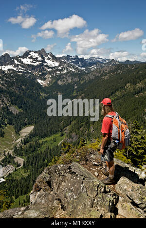 WA 13210-00 ... WASHINGTON - Wanderer auf dem Gipfel des Guye Peak mit Blick auf das Skigebiet Alpental und Stuhl Peak in den Berg Baker-Snoqualmie Nation Stockfoto