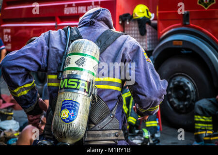 Thailand Bangkok - 29. Januar 2018: Die feuerwehrleute bereiten sich auf Arbeit, das Feuer auf die Sampheng Markt. Stockfoto