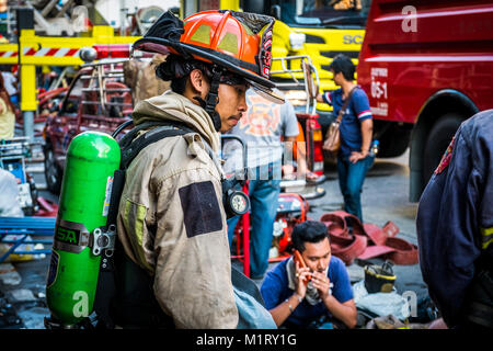 Thailand Bangkok - 29. Januar 2018: Die feuerwehrleute bereiten sich auf Arbeit, das Feuer auf die Sampheng Markt. Stockfoto