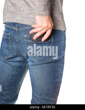 Ein Mann in blauer Jeans zieht ein schwarzes Leder Geldbörse aus seiner Tasche auf der Rückseite Stockfoto