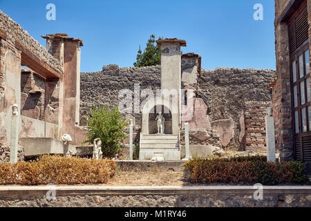 Ruinen einer der Überlebenden Häuser in Pompeji mit Wänden und Statuen Stockfoto