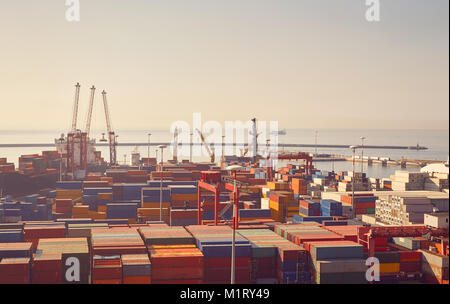 Sea Port Terminal mit Kränen, Schiffe, die für das Entladen und eine große Anzahl von Behältern Stockfoto