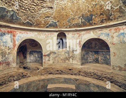 Von innen eines der Badezimmer in Stabian Bäder Pompeji, Italien mit teilweise erhaltenen Fresken Stockfoto