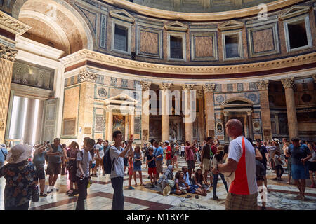 Rom - AUGUST 3: römische Pantheon mit einer Menge Touristen August 3, 2017 in Rom, Italien Stockfoto