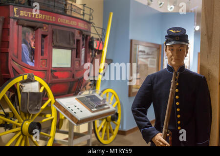 Fort Davis, Texas - eine Ausstellung im Visitor Center in Fort Davis National Historic Site illustriert die Rolle der Festung in der Bewachung Emigranten und Bühne Stockfoto