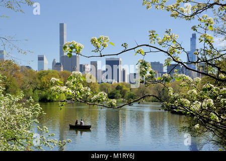April 24, 2016 NEW YORK, USA - 24. April: der Central Park in New York im Sommer. See und kleines Ruderboot. April 24, 2016 New York, USA Stockfoto