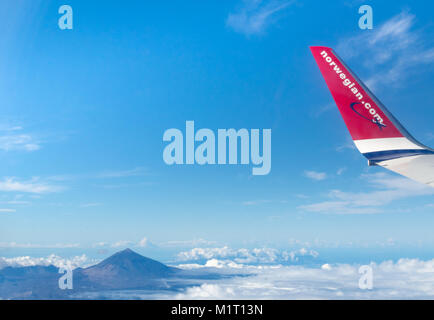 Wing Tipp eines norwegischen Airline Flug über Teneriffa mit Sicht auf den Teide, den höchsten Berg in Spanien Stockfoto