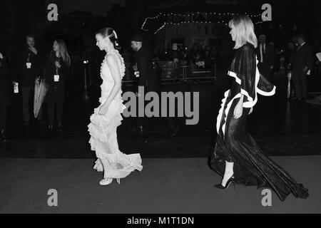 LONDON - 14.Oktober 2015: (Bild digital geändert werden monochrom) Cate Blanchett und Rooney Mara das Weihnachtslied Premiere teilnehmen, 59. BFI London Film Festival in London Stockfoto