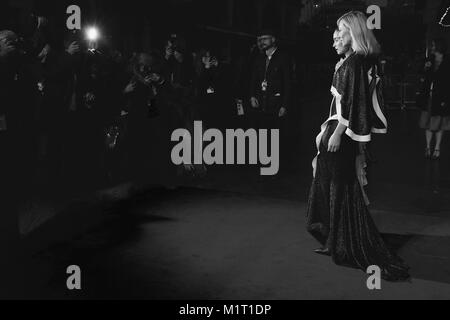 LONDON - 14.Oktober 2015: (Bild digital geändert werden monochrom) Cate Blanchett und Rooney Mara das Weihnachtslied Premiere teilnehmen, 59. BFI London Film Festival in London Stockfoto