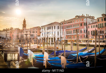 Am frühen Morgen in Venedig mit blauen Gondeln im Vordergrund Stockfoto