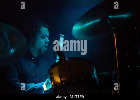 Norwegen, Bergen - September 08, 2017. Die norwegische Progressive Rock Band Major Parkinson führt ein Live Konzert an der USF Verftet in Bergen. Hier Schlagzeuger Sondre Veland wird gesehen, live auf der Bühne. (Foto: Gonzales Foto - Jarle H. Moe). Stockfoto