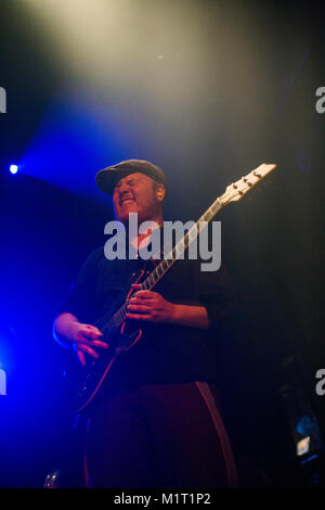 Norwegen, Bergen - September 08, 2017. Die norwegische Progressive Rock Band Major Parkinson führt ein Live Konzert an der USF Verftet in Bergen. Hier Gitarrist Sondre Skollevoll wird gesehen, live auf der Bühne. (Foto: Gonzales Foto - Jarle H. Moe). Stockfoto