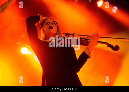 Norwegen, Bergen - September 08, 2017. Die norwegische Progressive Rock Band Major Parkinson führt ein Live Konzert an der USF Verftet in Bergen. Hier Musiker Claudia Cox ist live auf der Bühne gesehen. (Foto: Gonzales Foto - Jarle H. Moe). Stockfoto