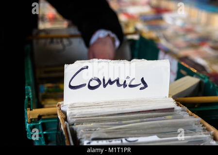 Alte Comics zum Verkauf auf einem Flohmarkt in der Southbank, London. Stockfoto