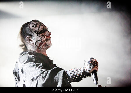 Die norwegische Black-Metal-Band Mayhem führt ein Live Konzert an der USF Veftet in Bergen. Hier Sänger Attila Csihar wird gesehen, live auf der Bühne. Norwegen, 30.11.2014. Stockfoto