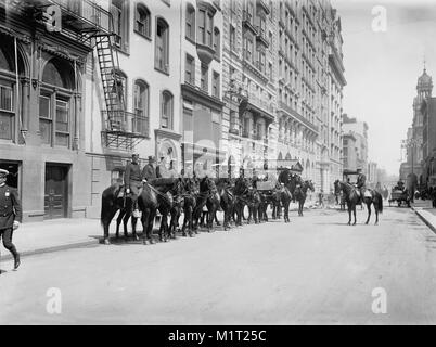 Kader von der berittenen Polizei, New York City, New York, USA, Detroit Publishing Company, 1905 Stockfoto