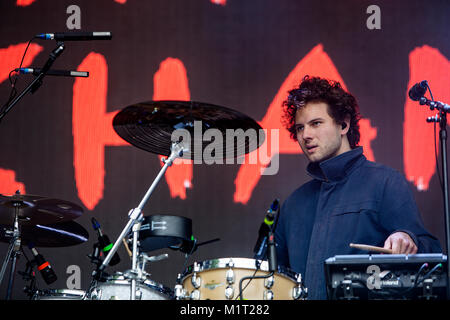 Die Deutsche folktronica duo Milky Chance, ein Live Konzert in der norwegischen Musik Festival Bergenfest 2016 führt. Hier Musiker Philipp Dausch ist live auf der Bühne gesehen. Norwegen, 18.06 2016. Stockfoto