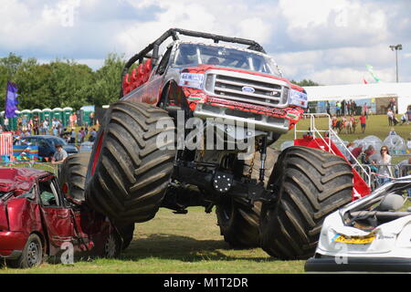 Monster Truck Red Dragon, ein Aussehen am York zeigen, wie sie Fahrzeuge zerquetscht es klettert über Stockfoto