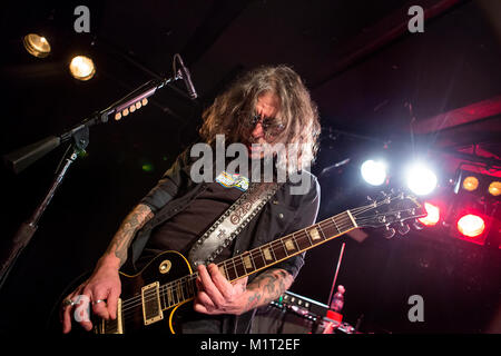 Die amerikanische Stoner Rock Band Monster Magnet führt an Garage in Bergen leben. Hier Gitarrist Phil Caivano gesehen wird live auf der Bühne. Norwegen, 07/03 2016. Stockfoto
