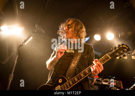 Die amerikanische Stoner Rock Band Monster Magnet führt an Garage in Bergen leben. Hier Gitarrist Phil Caivano gesehen wird live auf der Bühne. Norwegen, 07/03 2016. Stockfoto