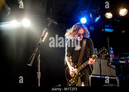 Die amerikanische Stoner Rock Band Monster Magnet führt an Garage in Bergen leben. Hier Gitarrist Phil Caivano gesehen wird live auf der Bühne. Norwegen, 07/03 2016. Stockfoto