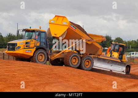 Hinten Kippen Dump Truck Stockfoto