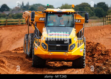 Hinten Kippen Dump Truck Stockfoto