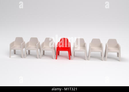Zeile aus Kunststoff einfache Stühle mit einem einzigartigen roten, 3D-Rendering Stockfoto